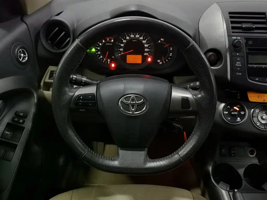 Toyota RAV4 2012 — фото 11