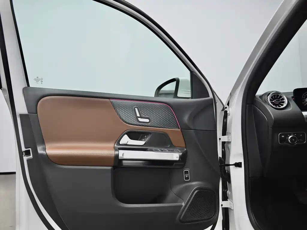 Mercedes-Benz GLB 2024 — фото 18