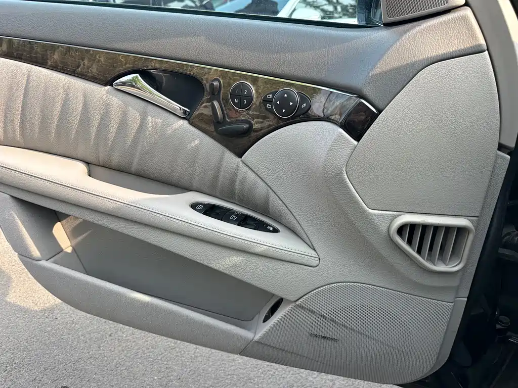 Mercedes-Benz E-Class 2006 — фото 18