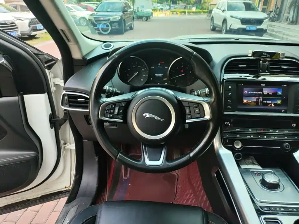 Jaguar F-PACE 2018 — фото 11