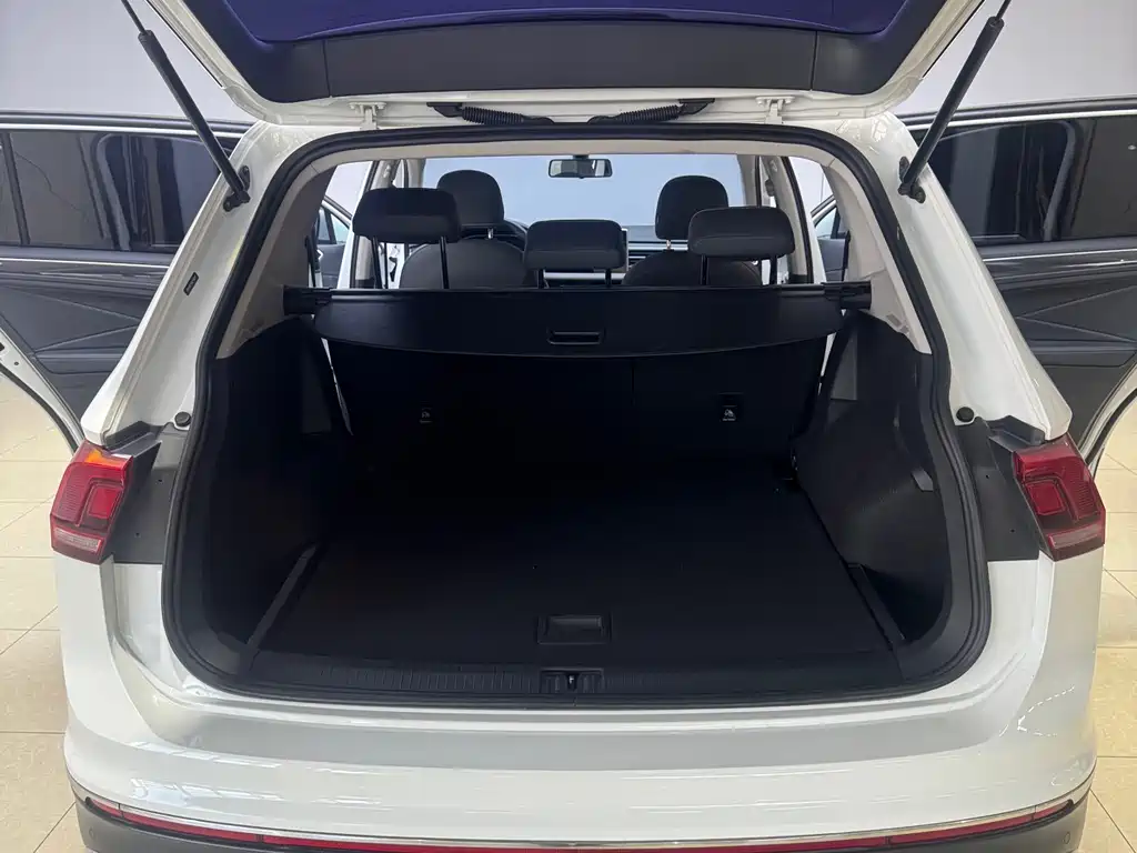 Volkswagen Tiguan L 2023 — фото 9