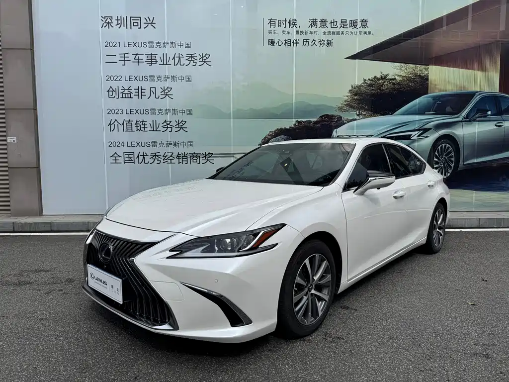 Lexus ES 2019 — фото 1