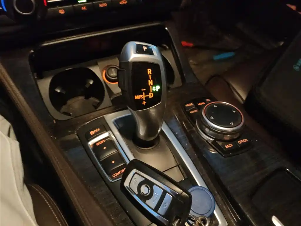 BMW 5 Series 2015 — фото 15