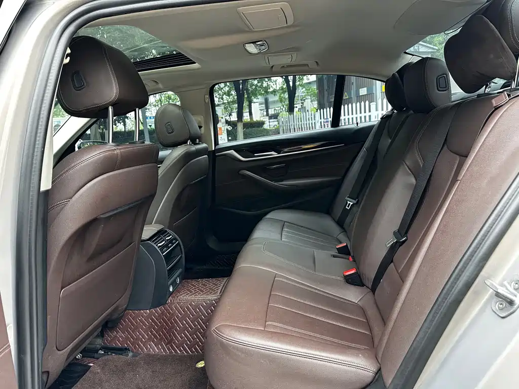 BMW 5 Series 2019 — фото 11