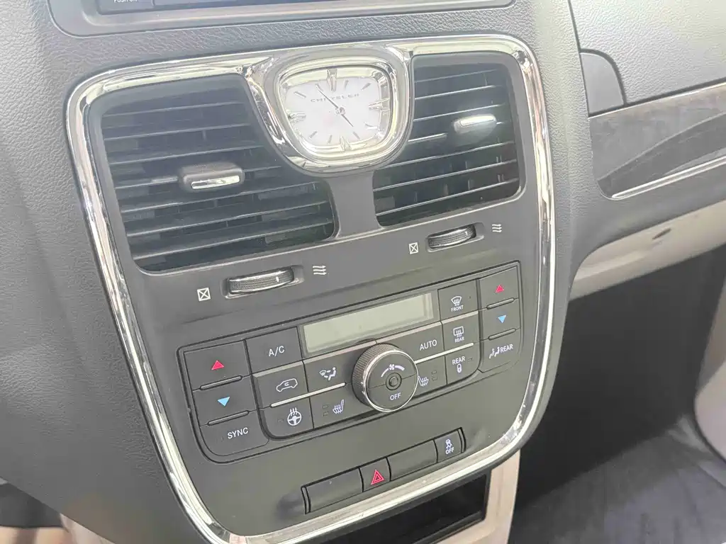 Chrysler Grand Voyager 2015 — фото 12