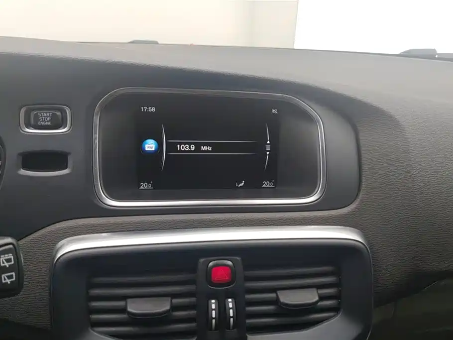 Volvo V40 2015 — фото 13