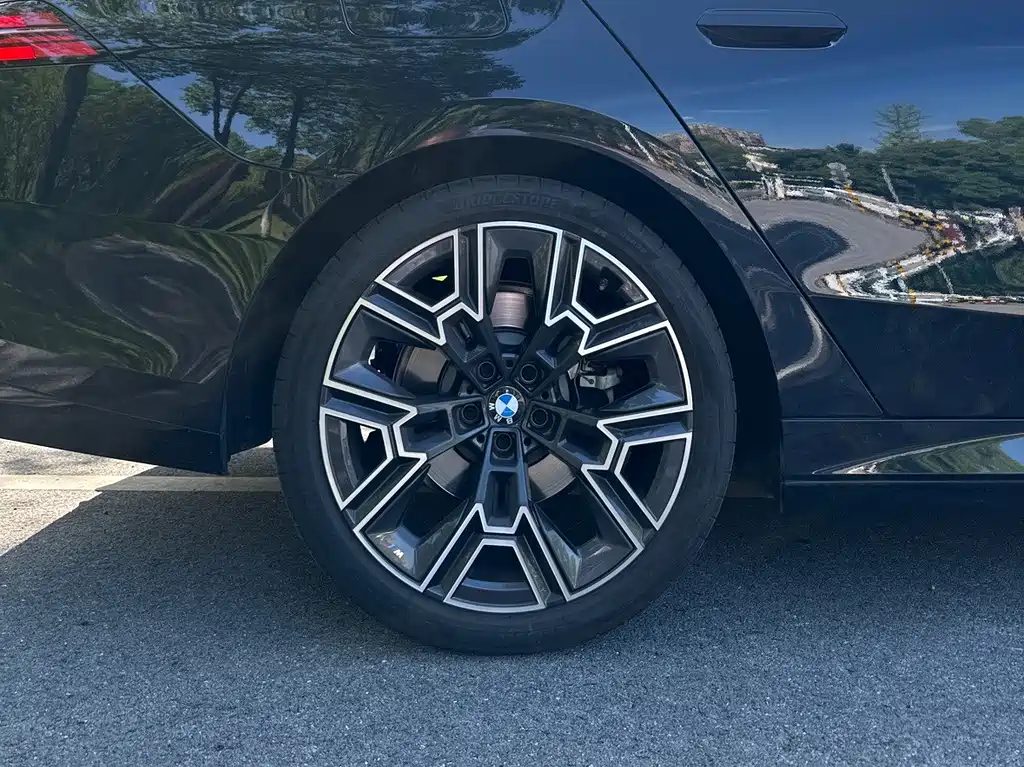 BMW 5 Series 2025 — фото 15