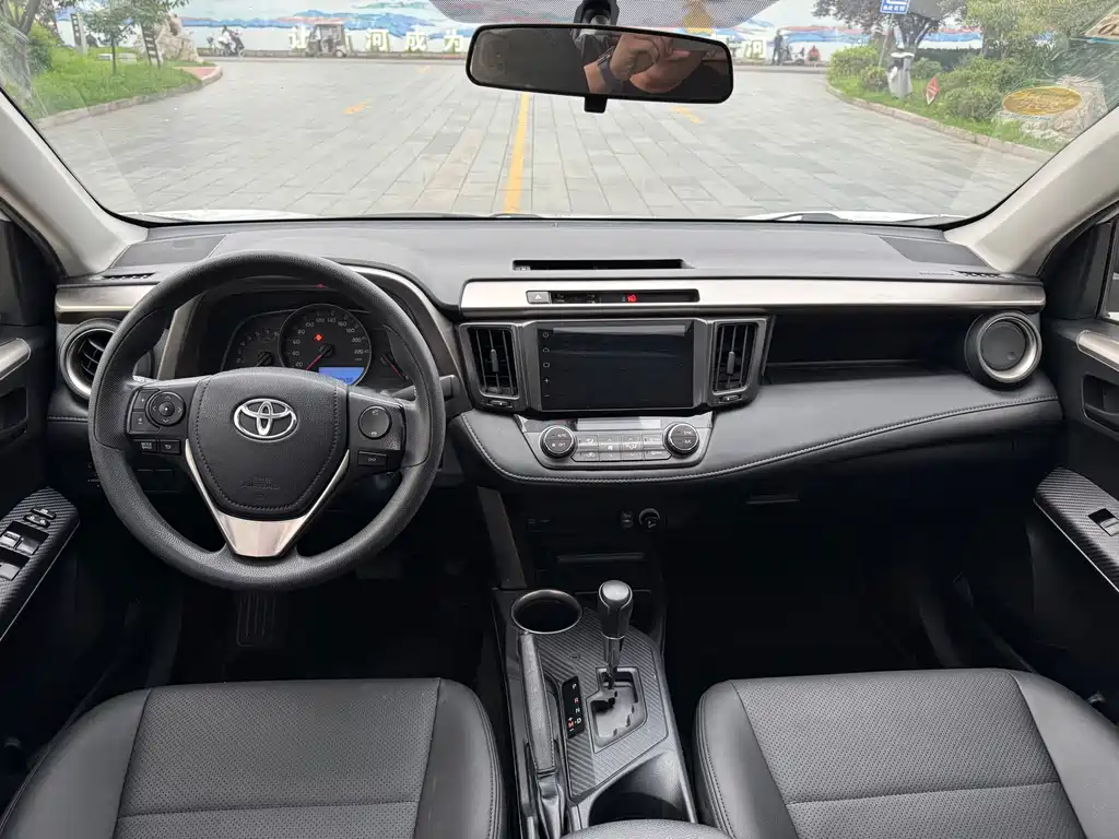 Toyota RAV4 2016 — фото 8