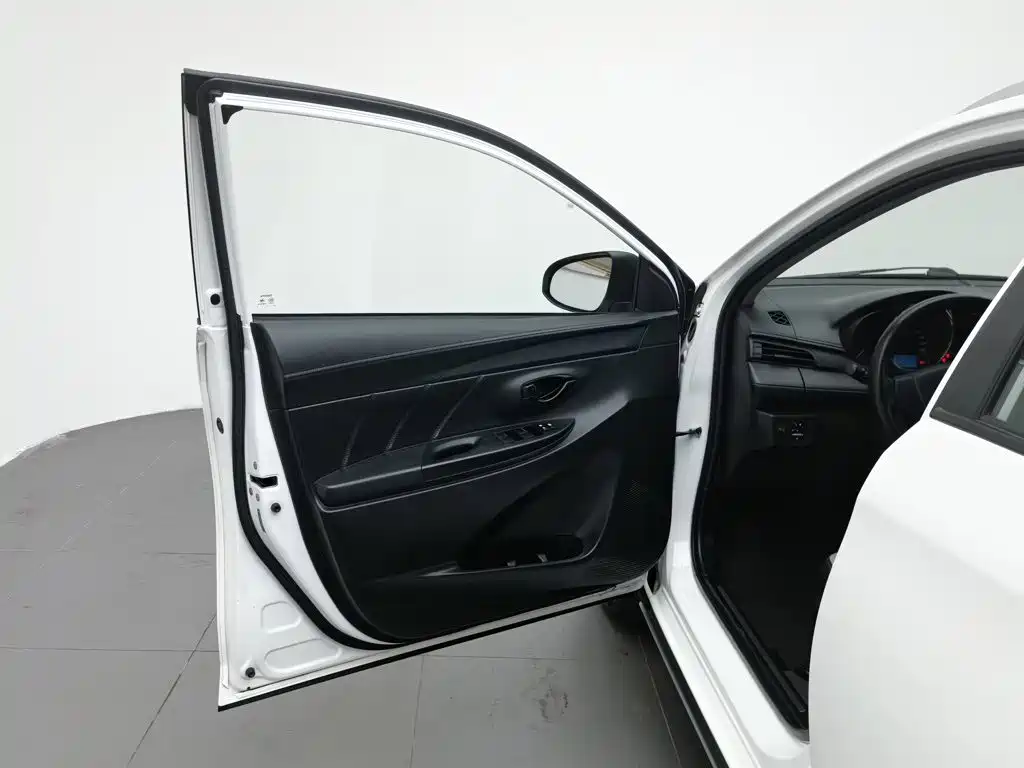 Toyota Yaris L 2021 — фото 8