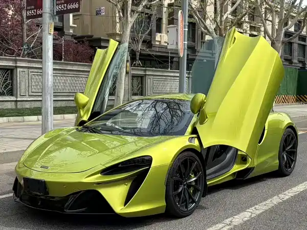McLaren Artura 2021