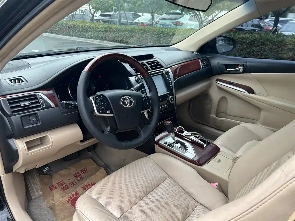 Toyota Camry 2013 — фото 4