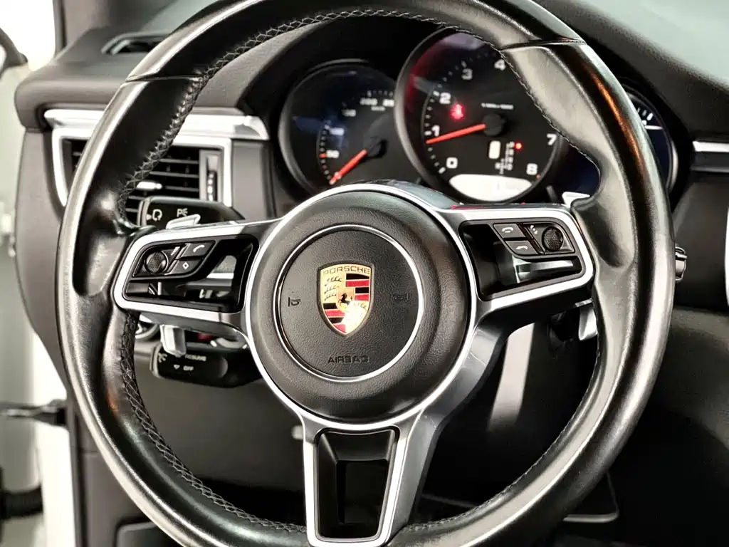 Porsche Macan 2018 — фото 12
