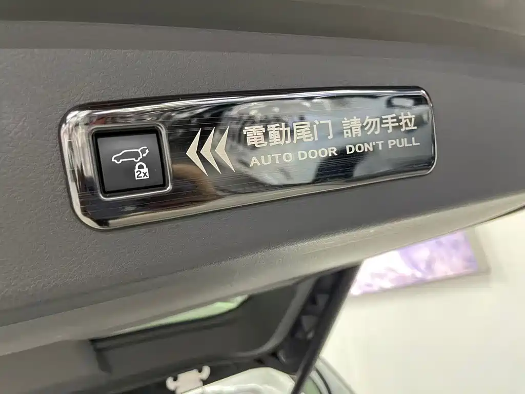 Toyota Granvia 2023 — фото 14