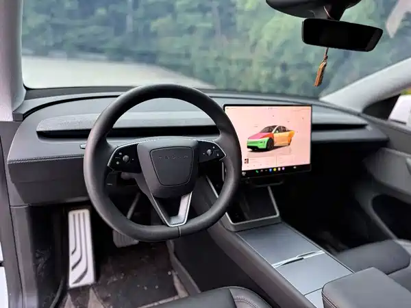Tesla Model Y 2025