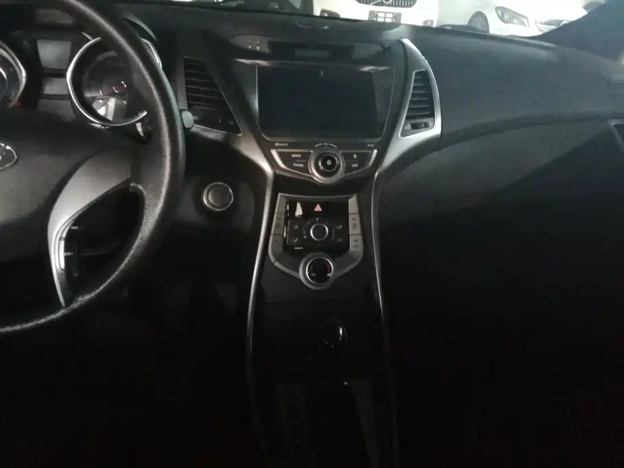 Hyundai Elantra 2015 — фото 13