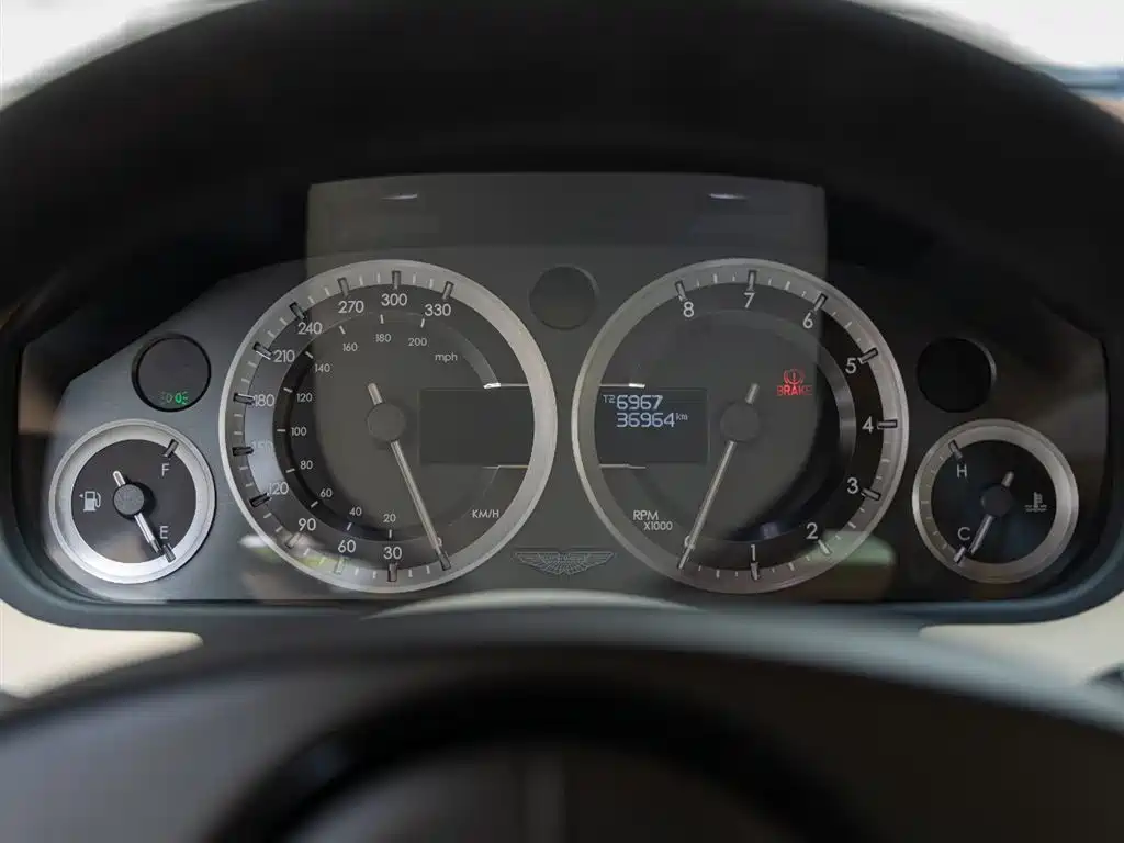 Aston Martin Rapide 2019 — фото 12