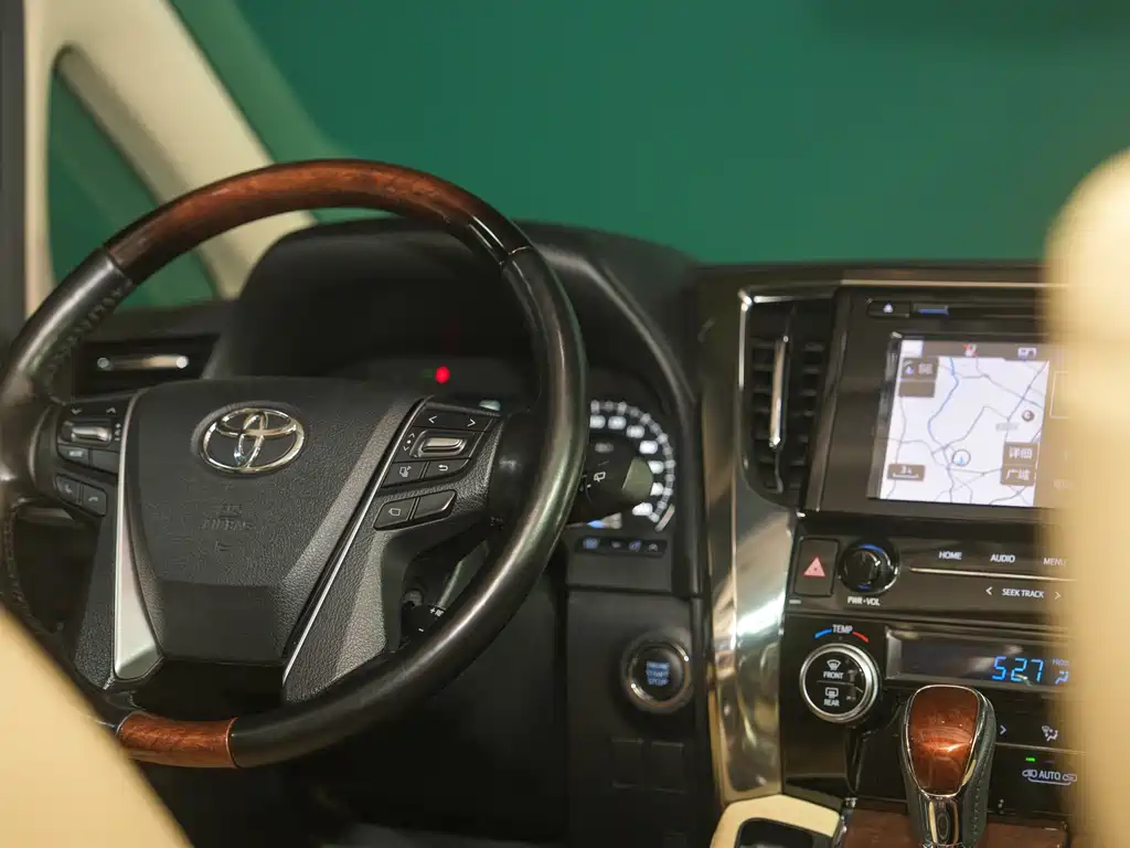 Toyota Alphard 2017 — фото 20