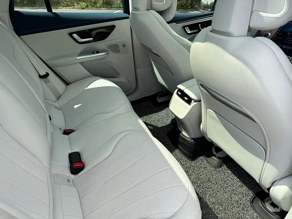 Mercedes-Benz EQE SUV 2023 — фото 15