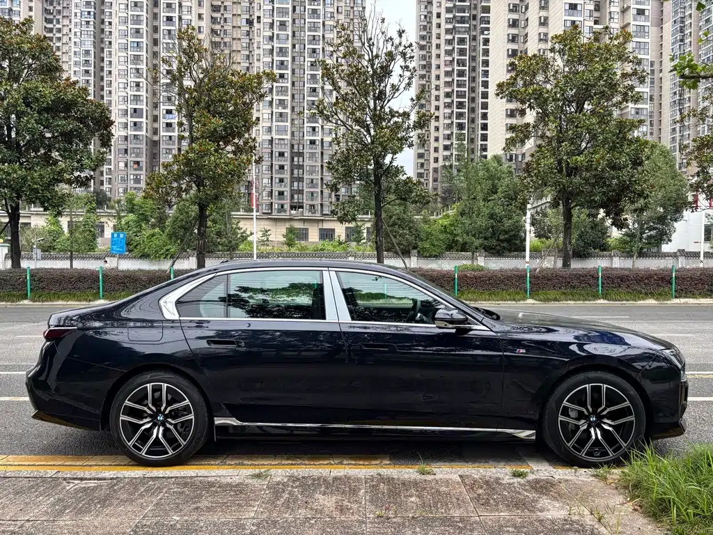 BMW i7 2023 — фото 6