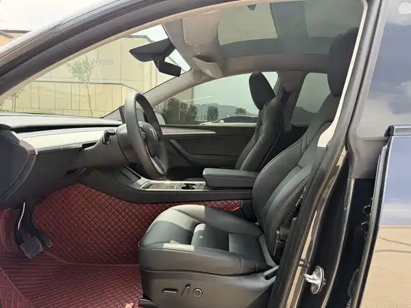 Tesla Model Y 2025