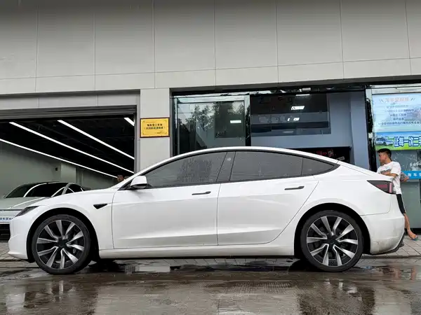 Tesla Model 3 2024