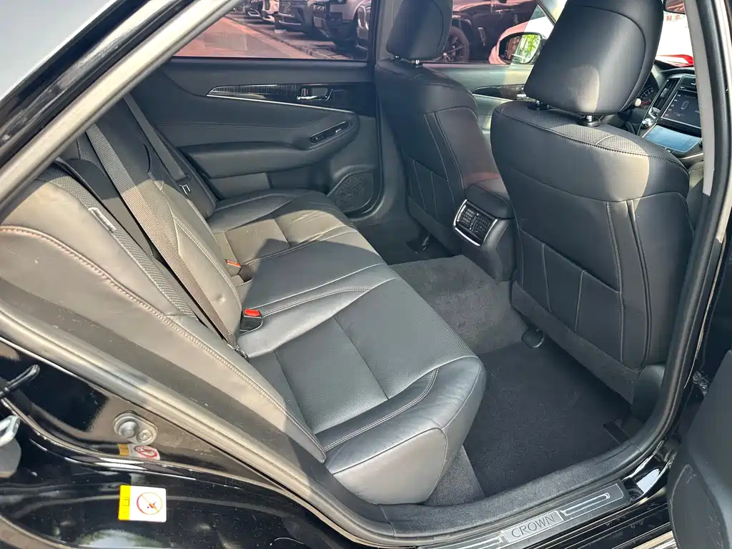 Toyota Crown 2017 — фото 12
