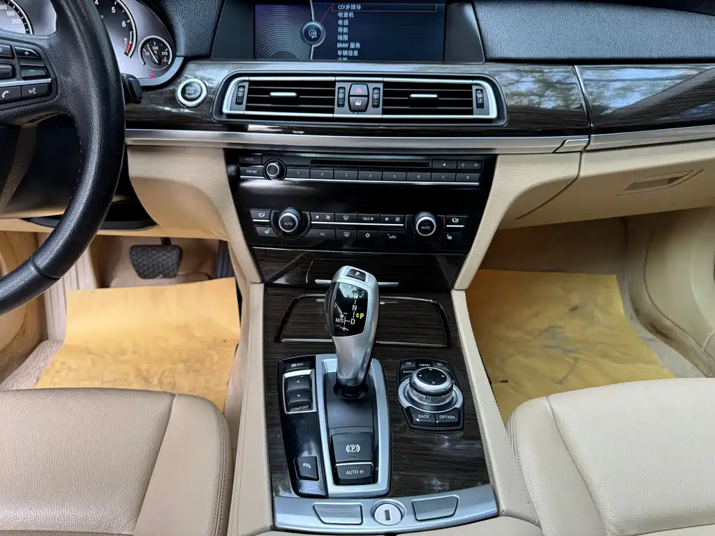 BMW 7 Series 2013 — фото 15