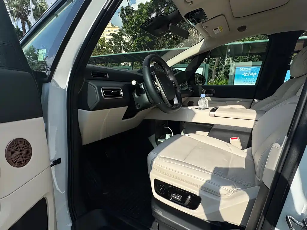 Li Auto Li MEGA 2025