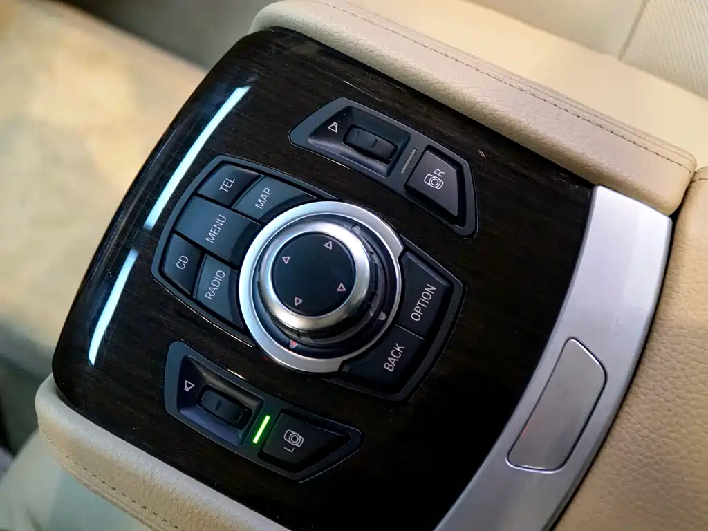 BMW 7 Series 2012 — фото 14