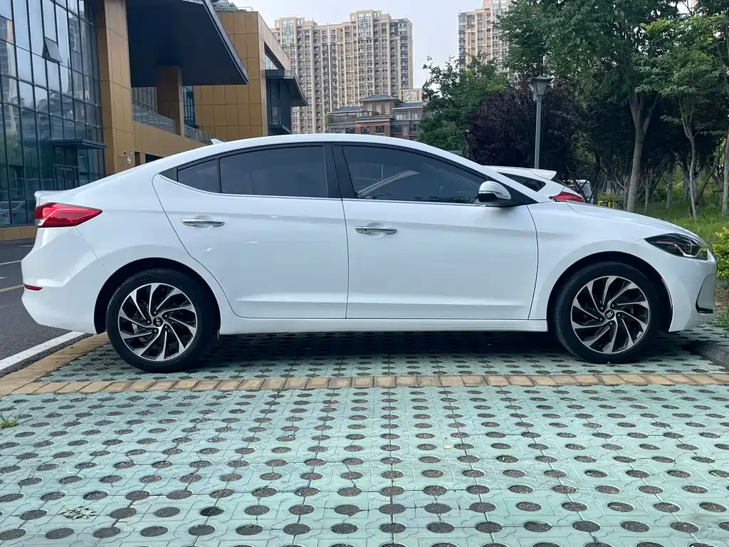 Hyundai Elantra 2020 — фото 9