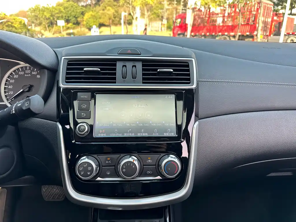 Nissan Tiida 2017 — фото 18