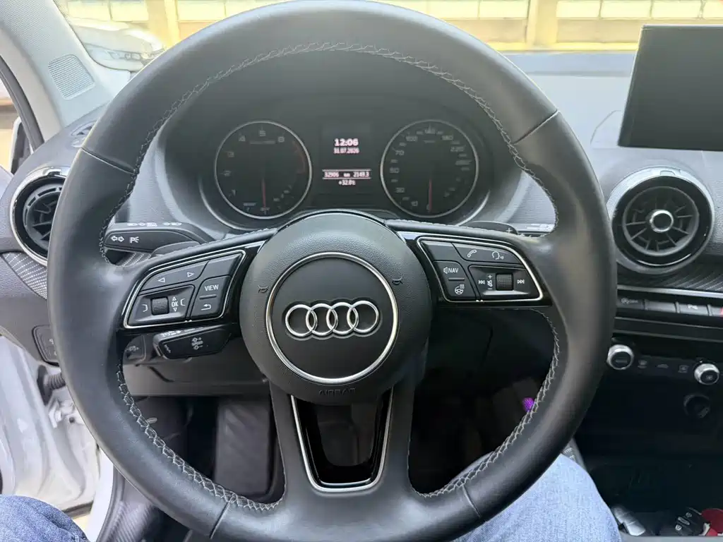 Audi Q2L 2023