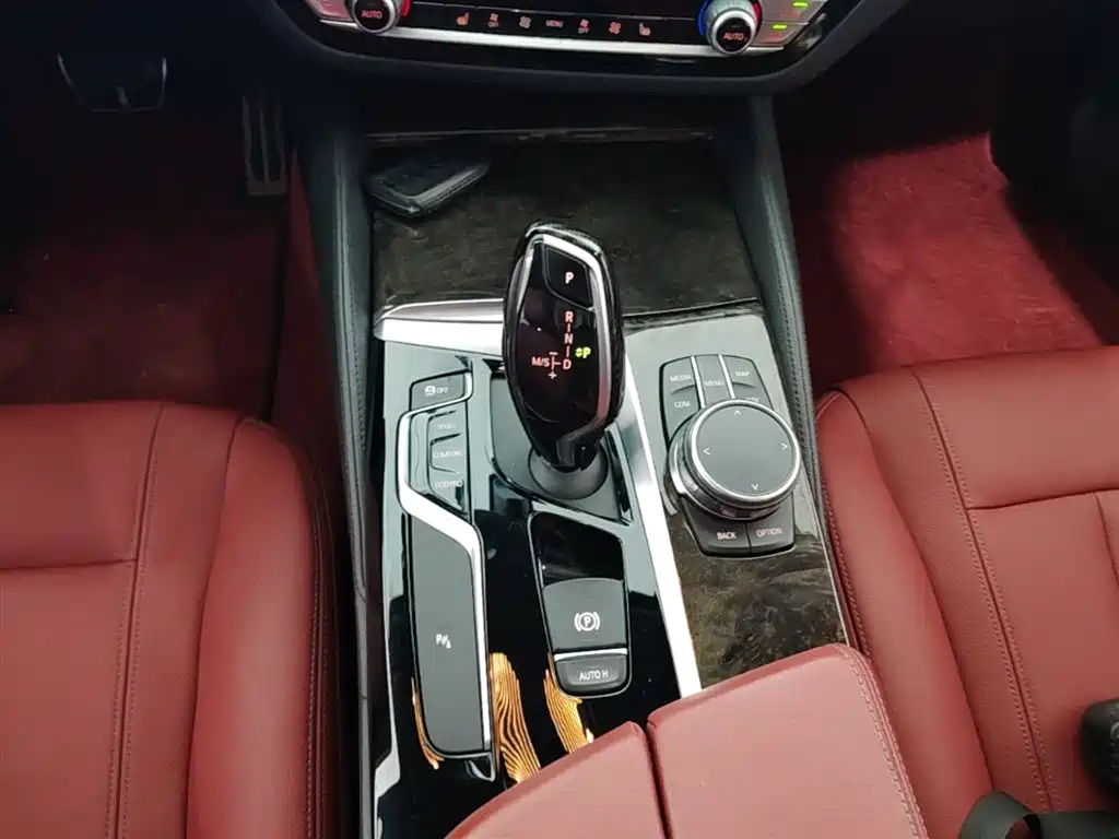 BMW 5 Series 2018 — фото 13