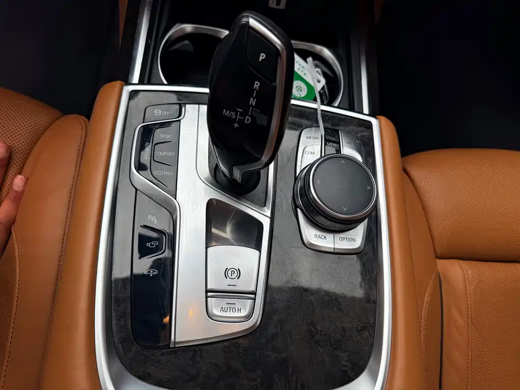 BMW 7 Series 2016 — фото 11