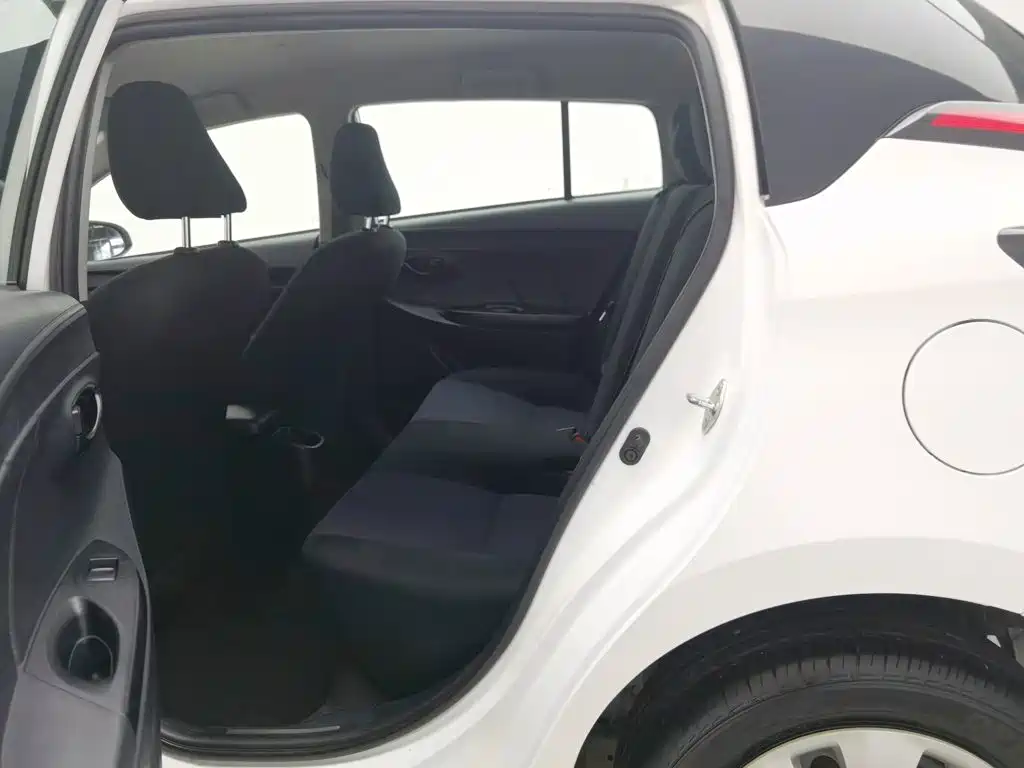 Toyota Yaris L 2017 — фото 15
