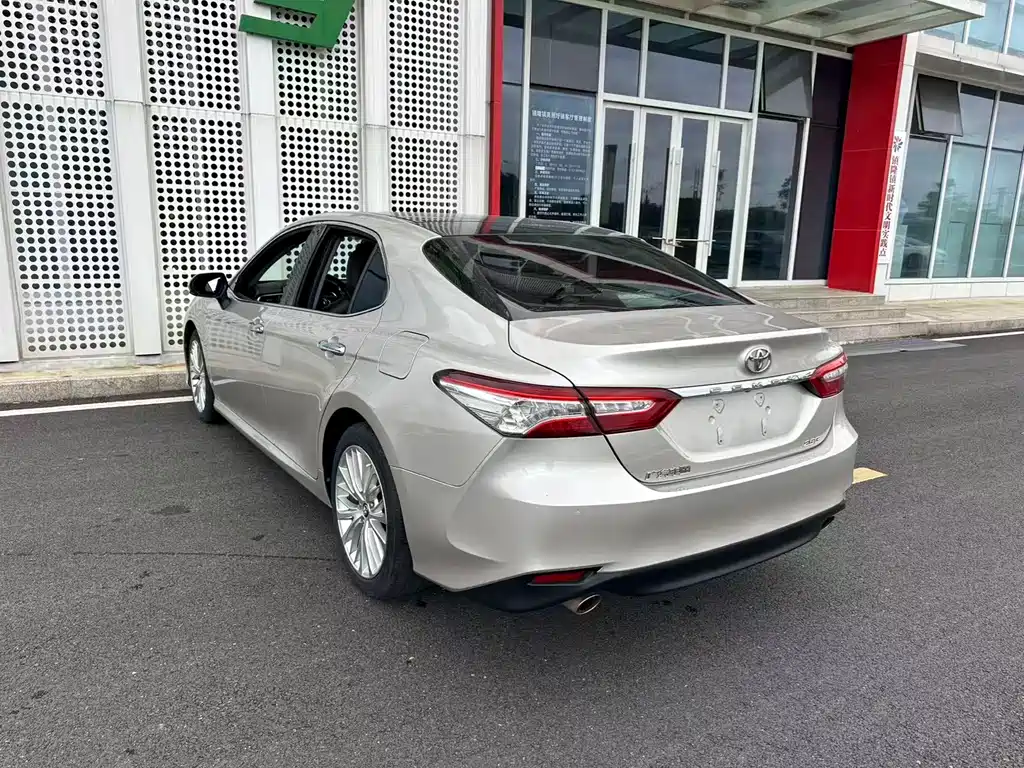 Toyota Camry 2019 — фото 26