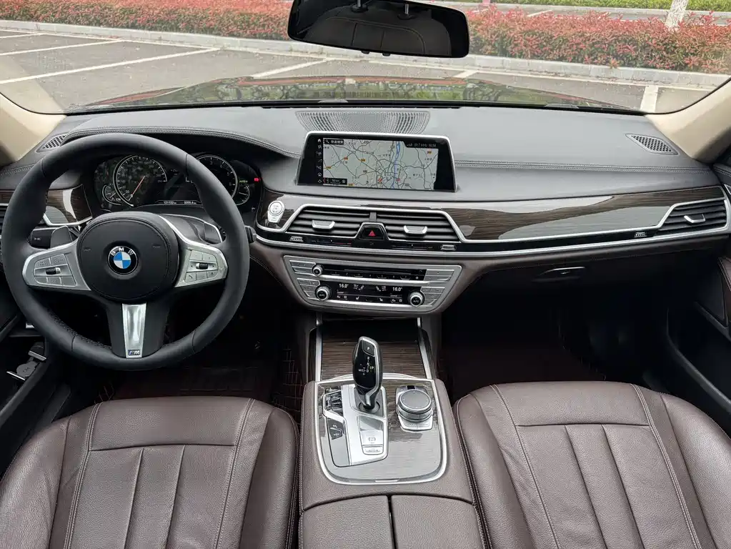 BMW 7 Series 2017 — фото 10