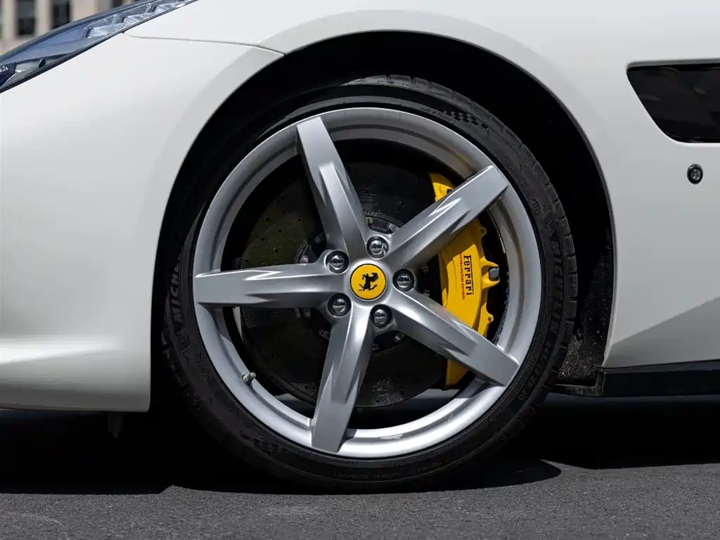 Ferrari GTC4Lusso 2019 — фото 8