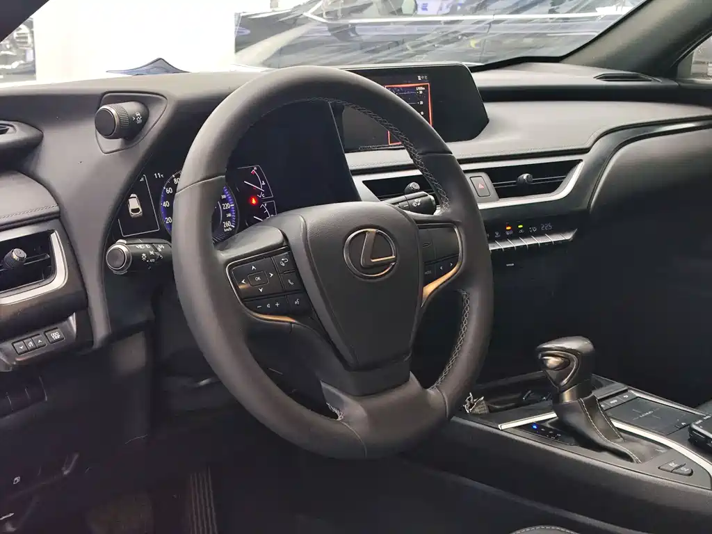 Lexus UX 2019 — фото 10