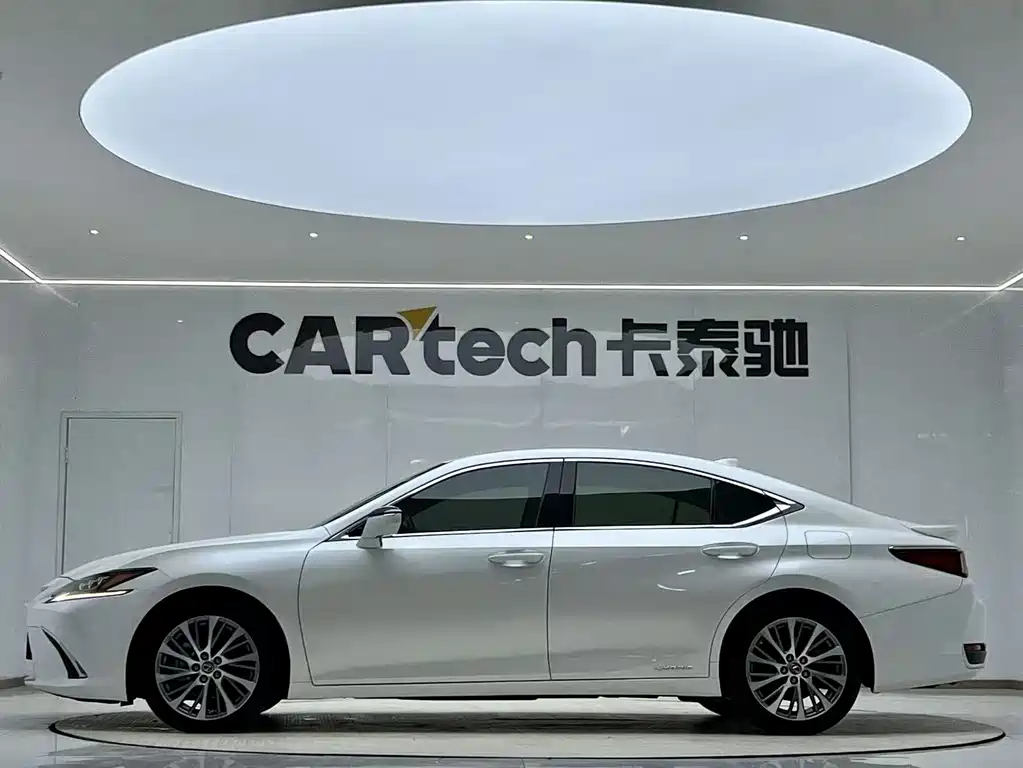 Lexus ES 2020 — фото 11