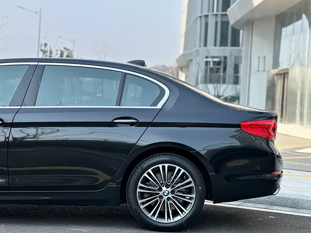 BMW 5 Series 2018 — фото 12