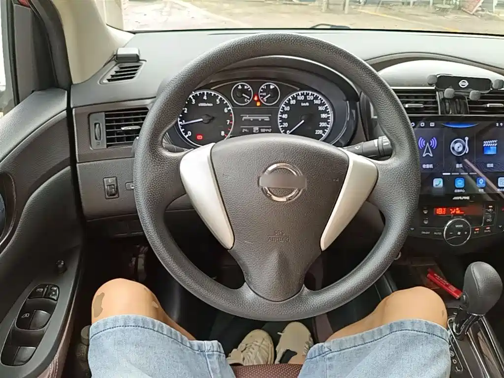Nissan Tiida 2015 — фото 11