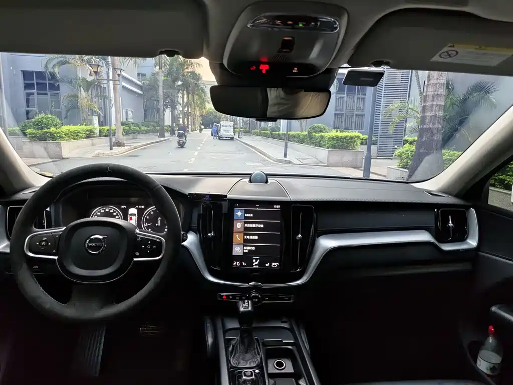 Volvo XC60 2018 — фото 7