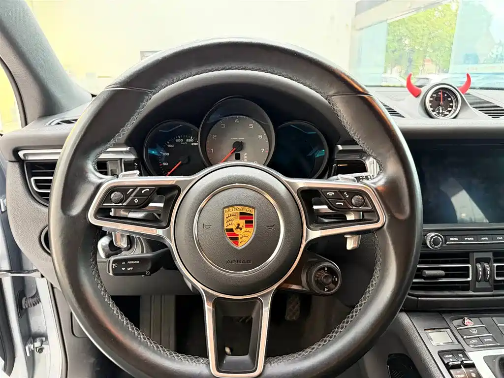 Porsche Macan 2021 — фото 15