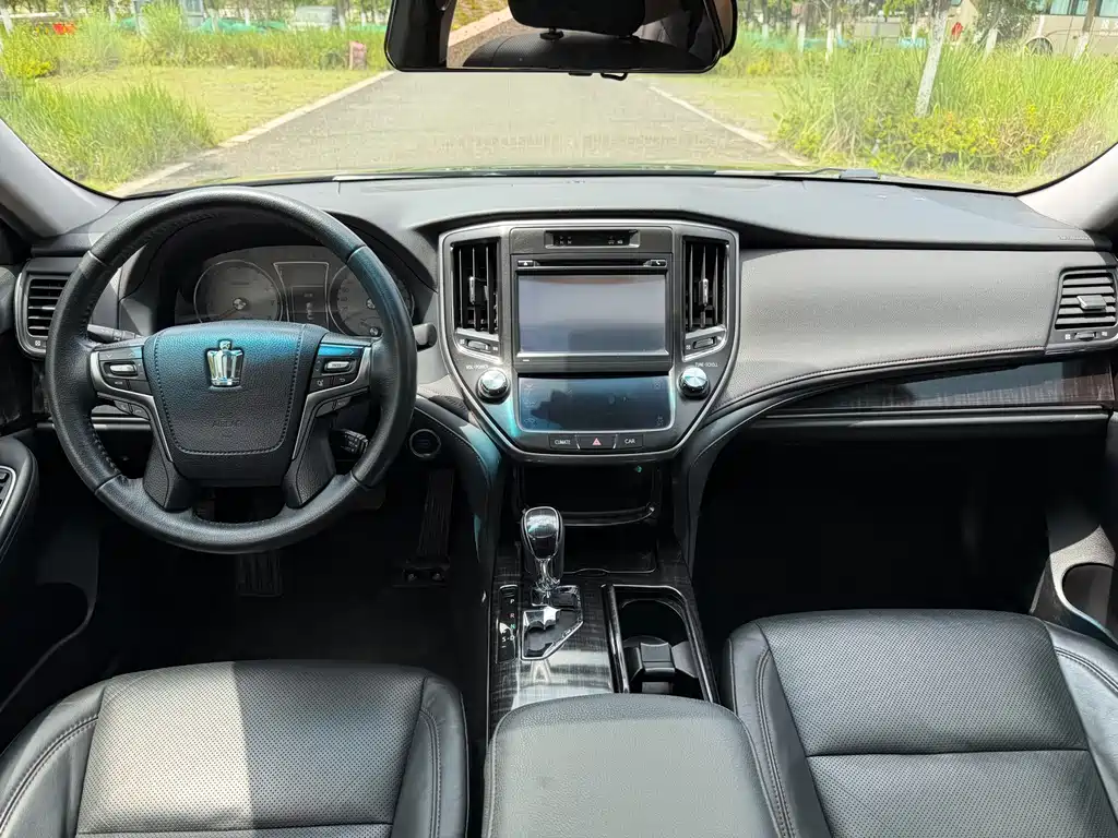 Toyota Crown 2017 — фото 10