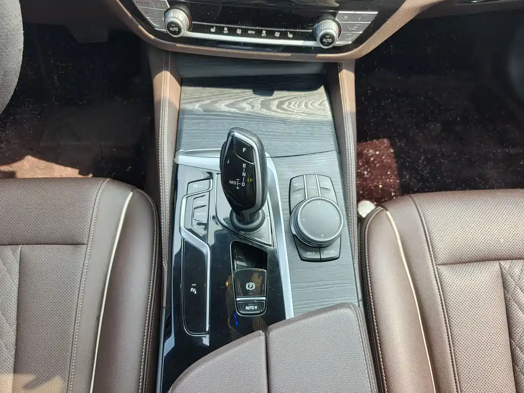 BMW 5 Series 2023 — фото 12