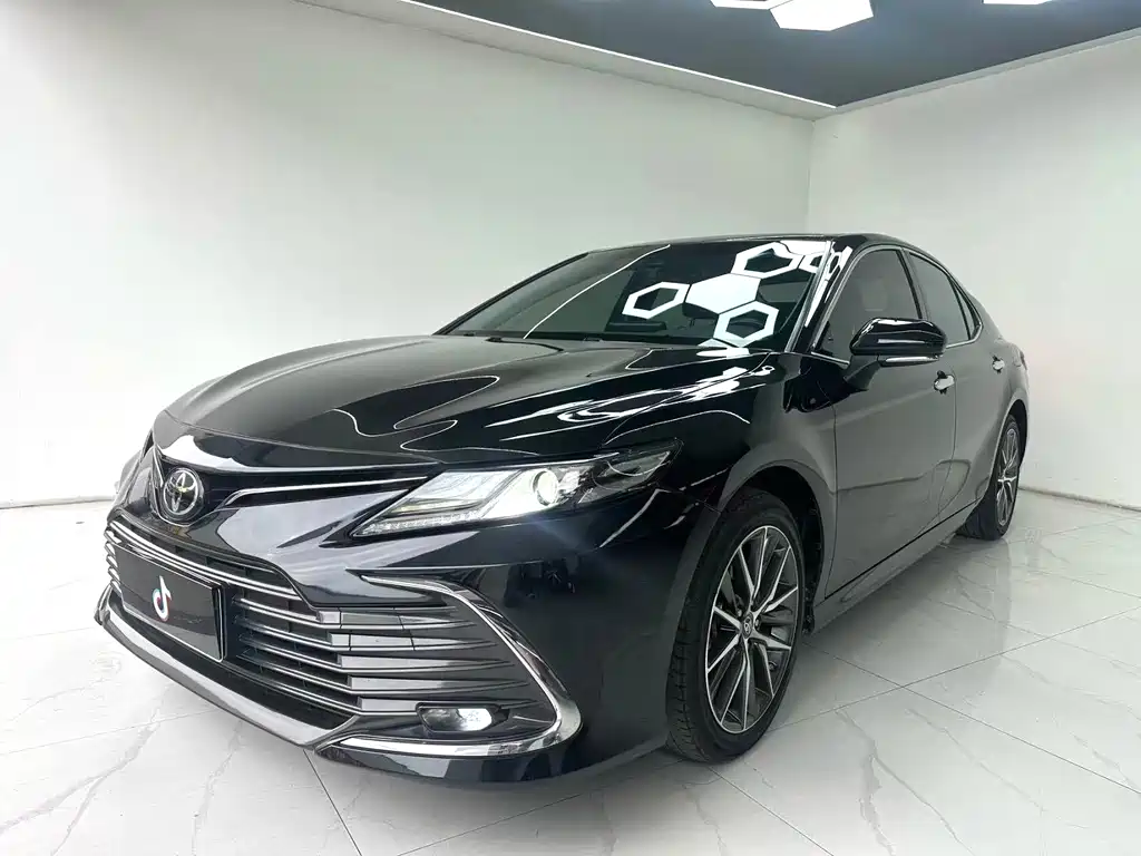 Toyota Camry 2023 — фото 1