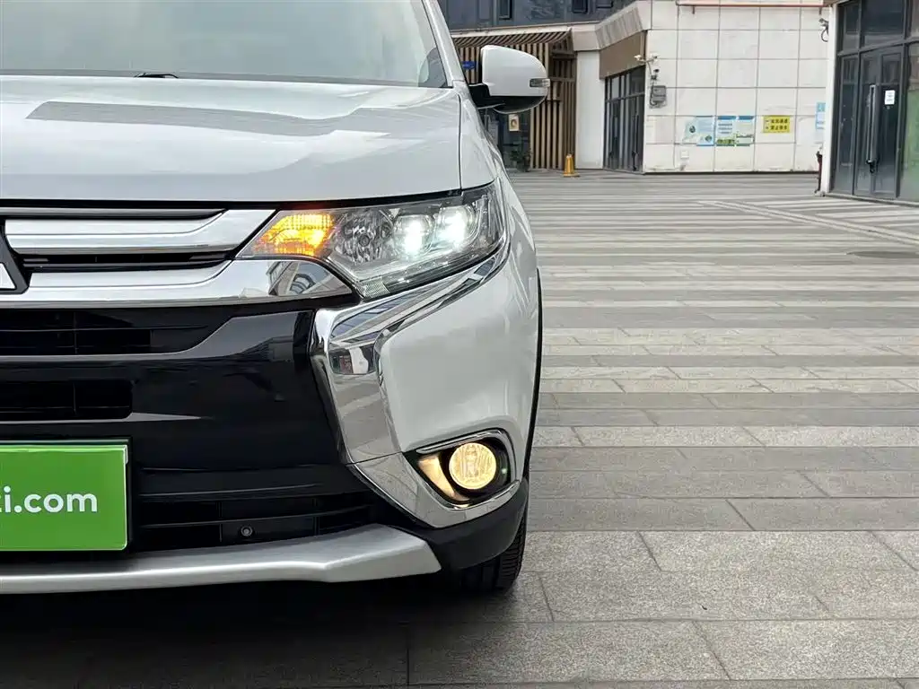 Mitsubishi Outlander 2018 — фото 24