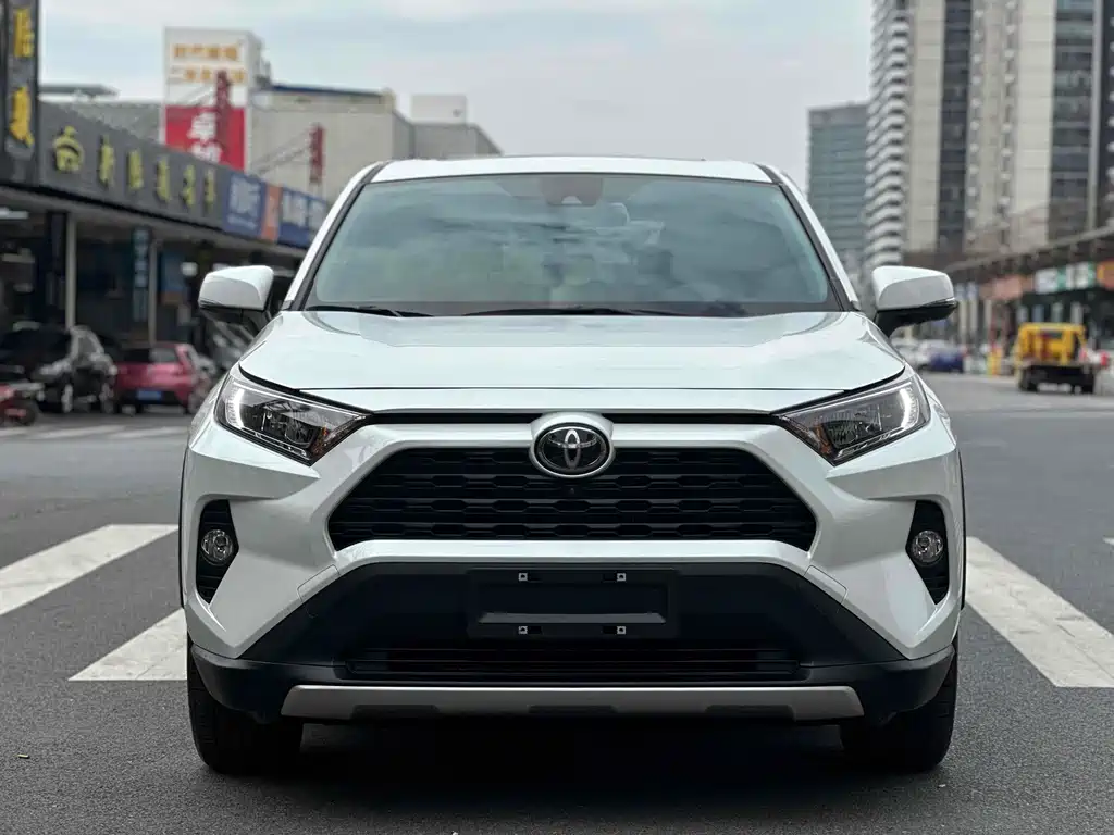 Toyota RAV4 2022 — фото 2