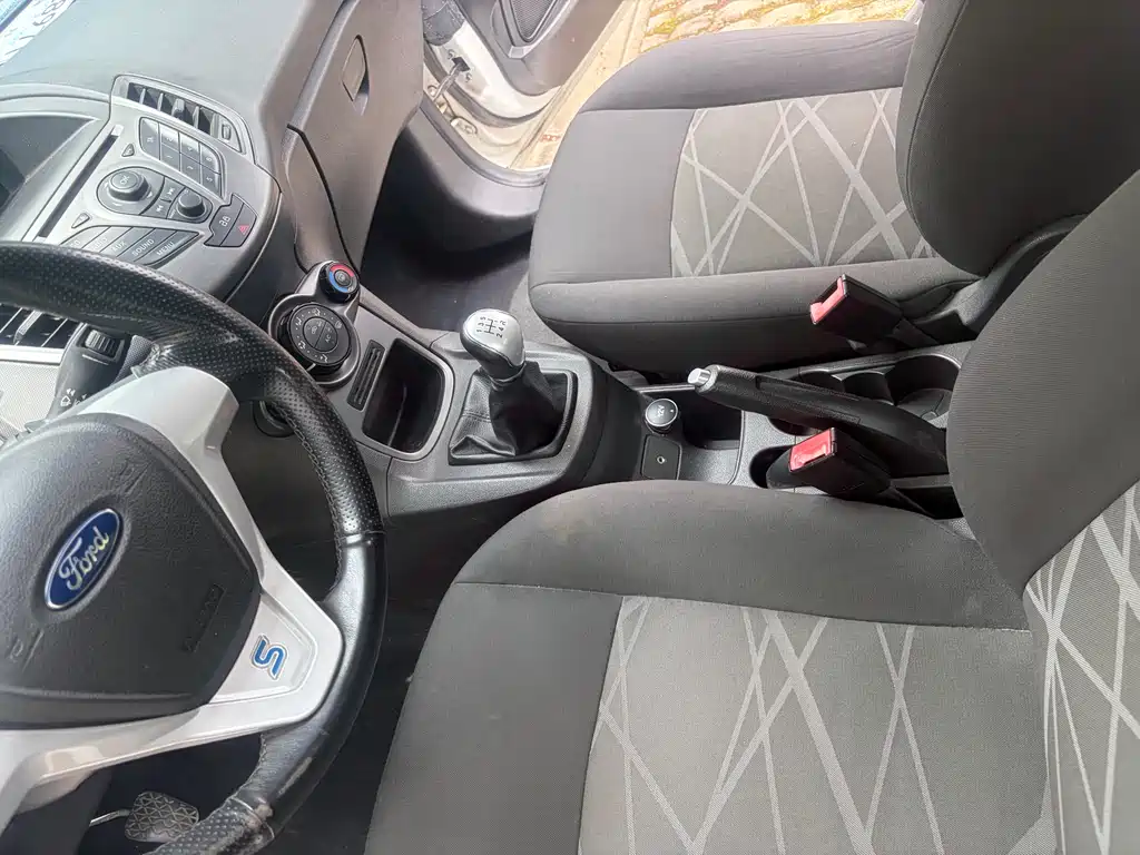 Ford Fiesta 2014 — фото 15